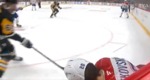 Juraj Slafkovsky doit quitter la patinoire à la suite d’un coup sournois à la tête face aux Penguins