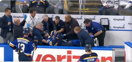 Scène très inquiétante impliquant Dylan Holloway qui s’effondre au banc des Blues de St-Louis