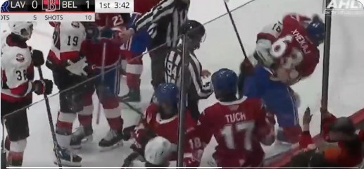 Florian Xhekaj détruit son adversaire à son premier vrai combat avec le Rocket de Laval