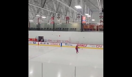 Patrik Laine cause la surprise générale au complexe d’entraînement des Canadiens de Montréal