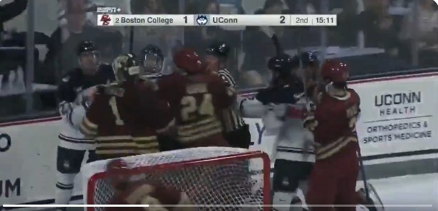 Jacob Fowler pète les plombs près de son filet et subit les contrecoups de la NCAA