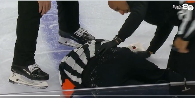 Un arbitre est forcé de quitter la patinoire en civière pour l’hôpital à la suite d’un contact improbable