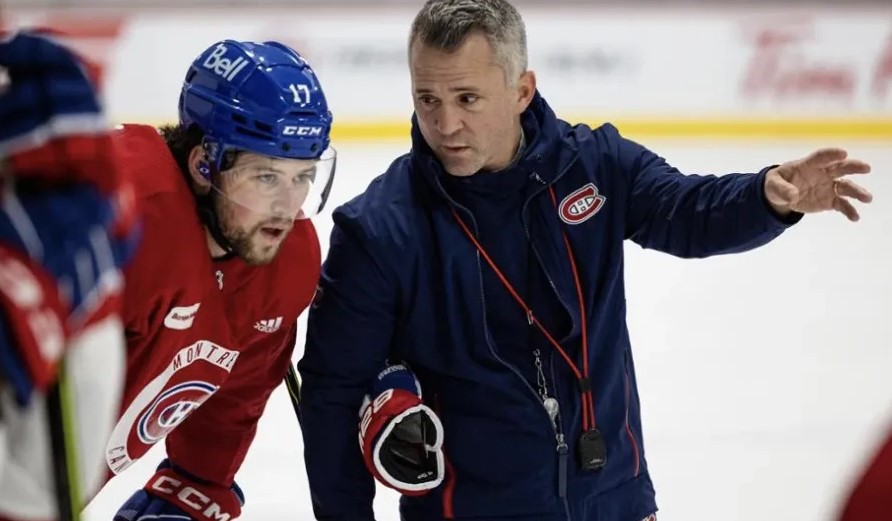 Martin St-Louis passe un solide message à Josh Anderson durant l’entraînement des Canadiens