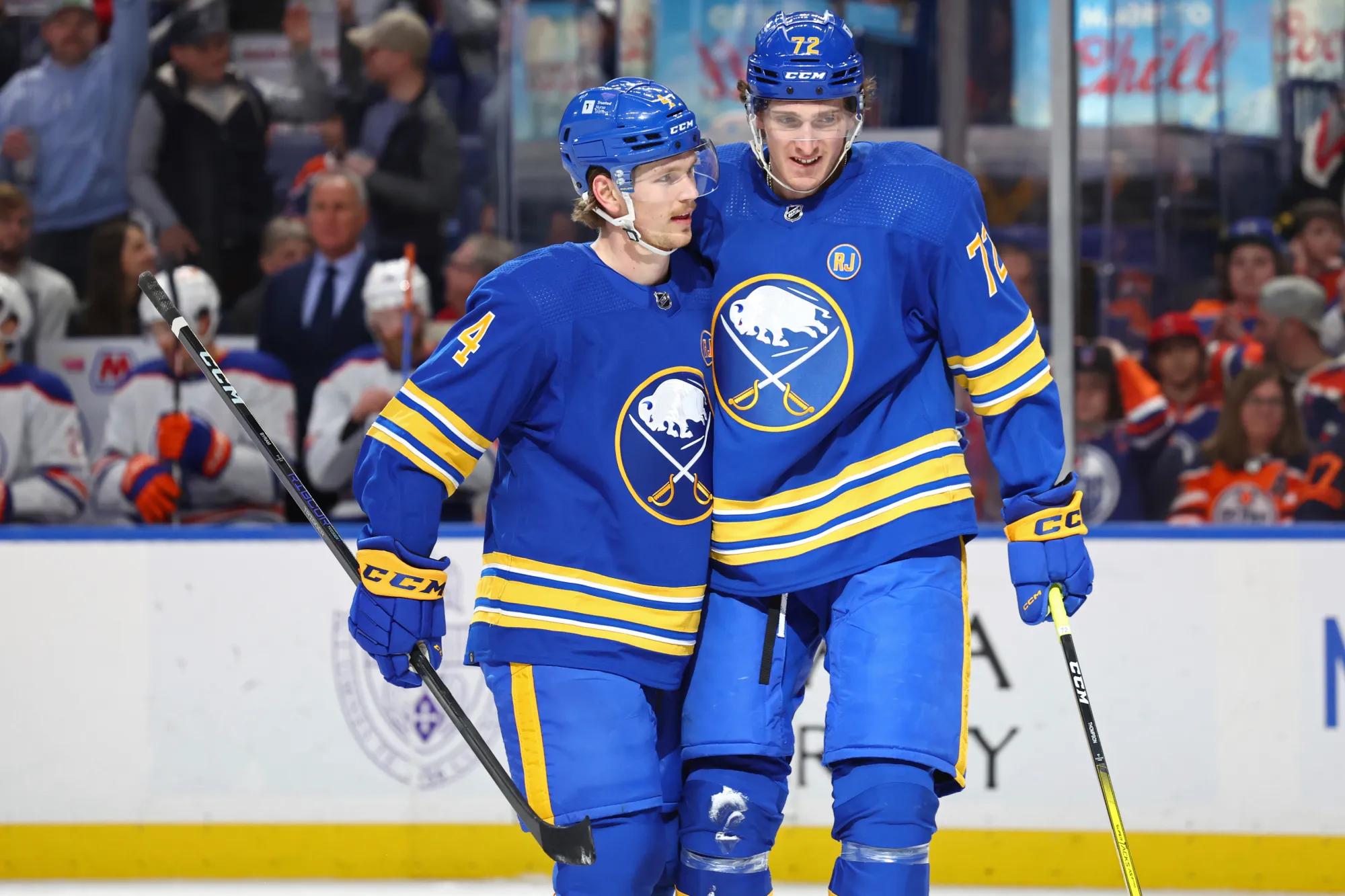 Bowen Byram, Rasmus Ristolainen et Marcus Pettersson sur le marché des échanges