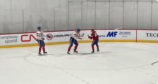 Arber Xhekaj montre à Lane Hutson comment se battre à l’entraînement du Canadien de Montréal