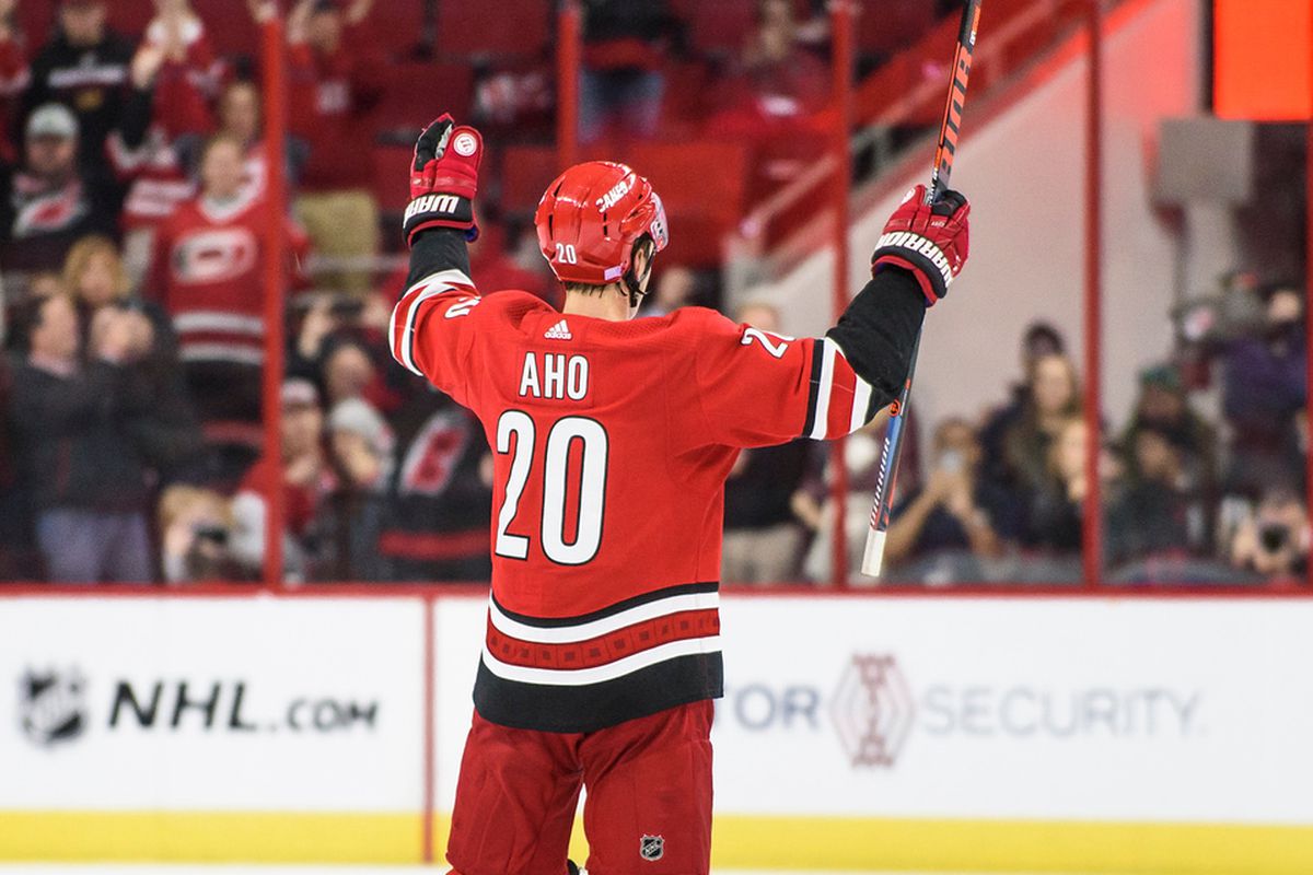 Sebastian Aho échangé aux Canadiens : une rumeur lancée par McGuire