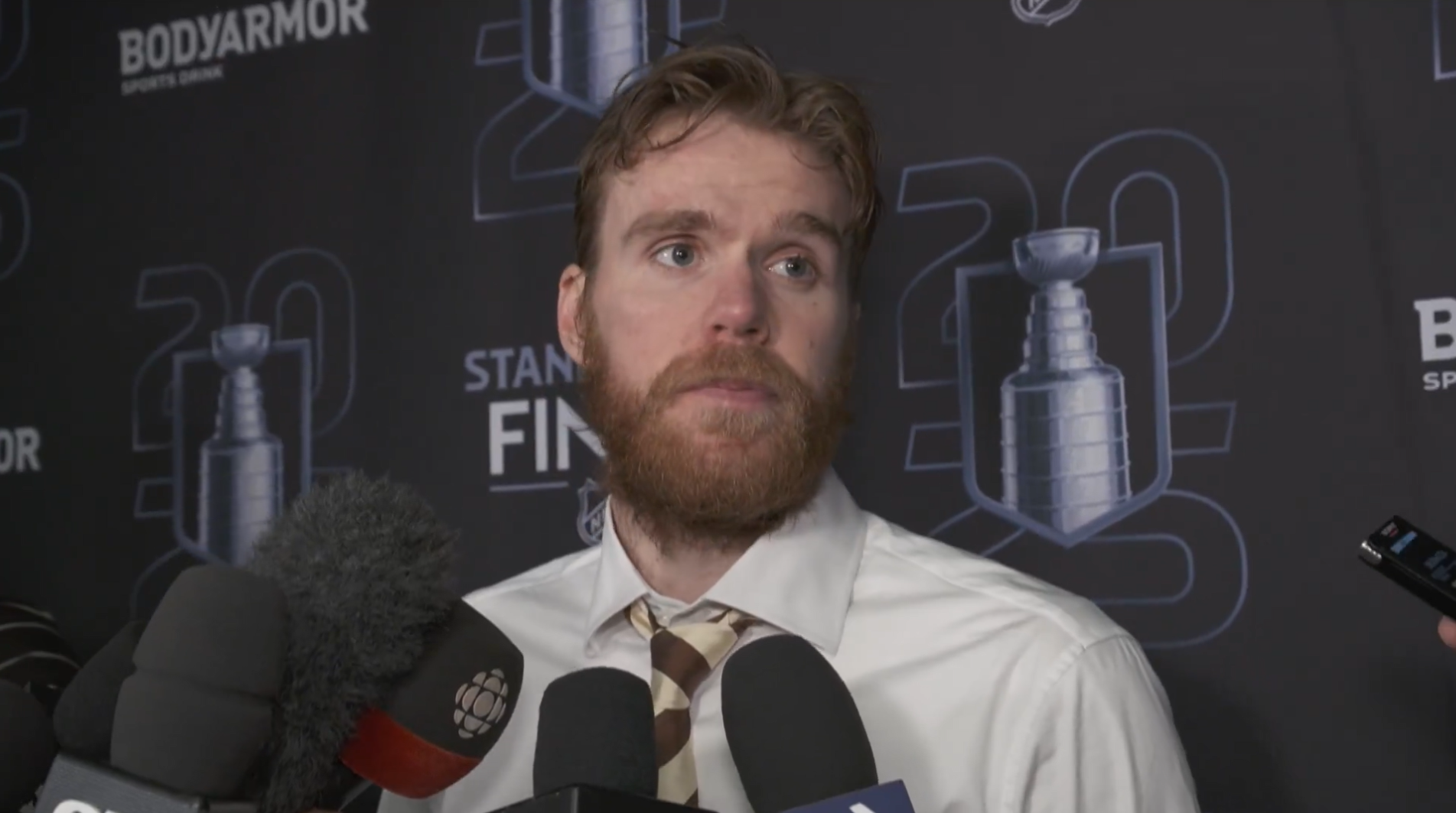 Connor McDavid démolit son entraîneur en conférence de presse