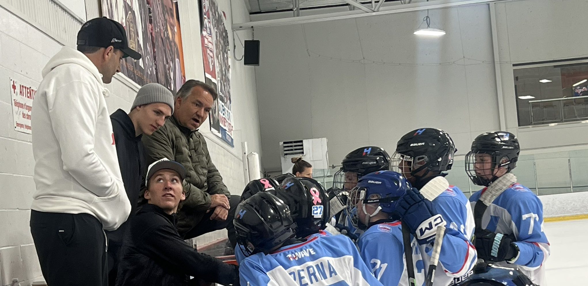 Lane Hutson a été vu en train d’entraîner des jeunes à Montréal