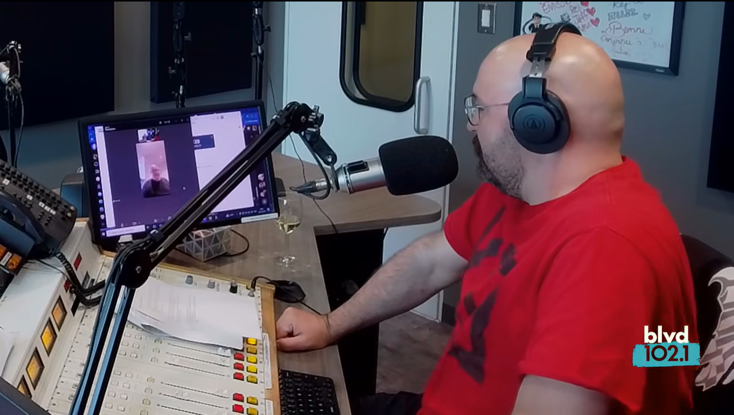 Pierre Houde fond en larmes en direct à la radio et quitte les ondes