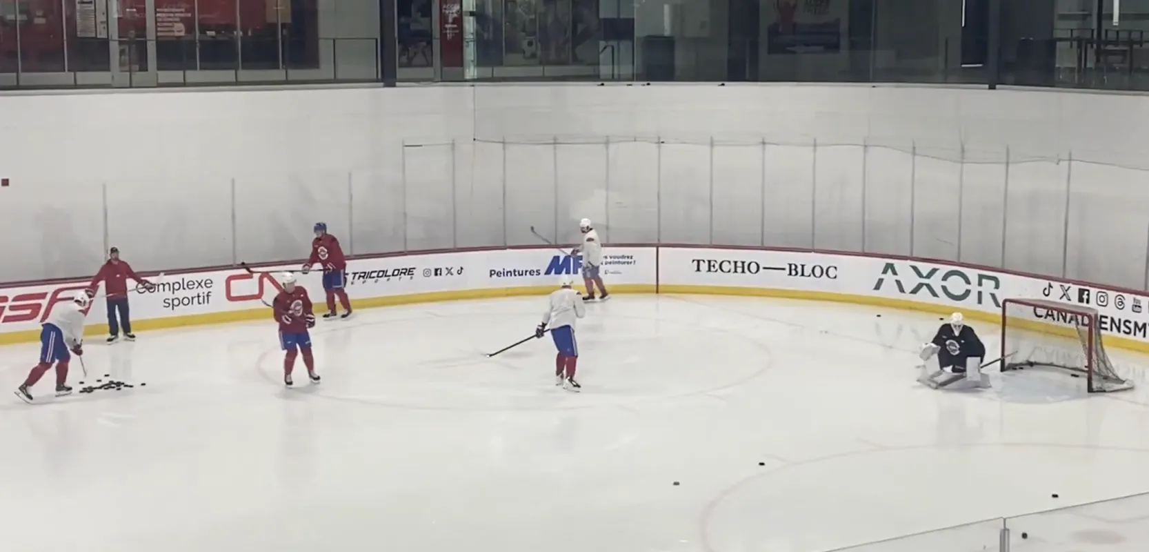 Une scène étrange captée en direct à Brossard impliquant les joueurs du Canadien