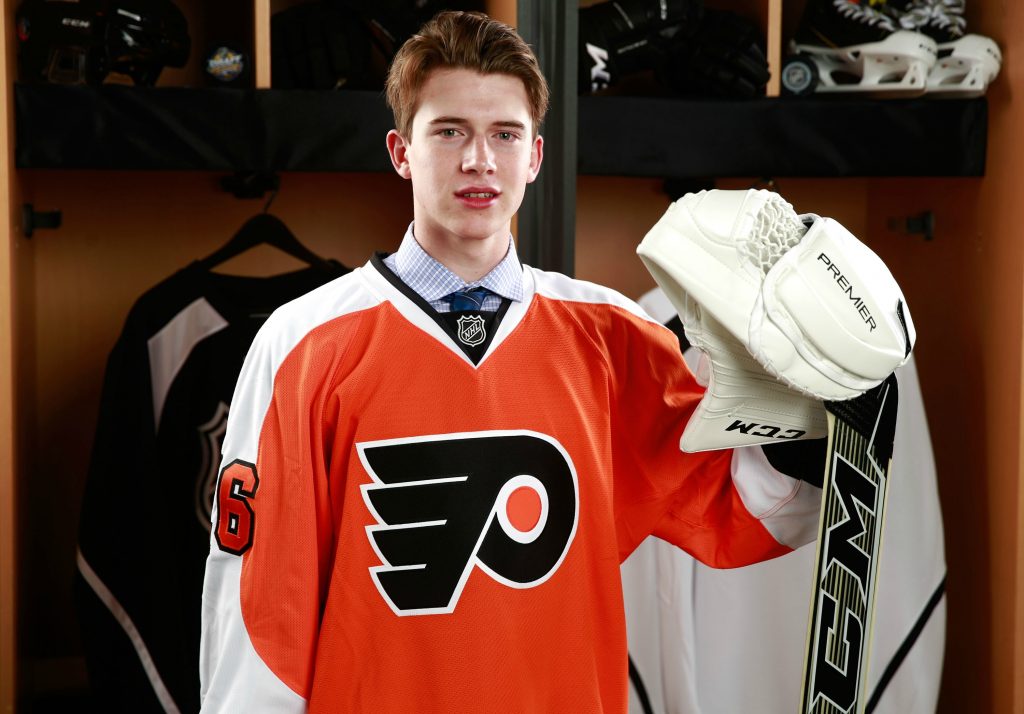 Carter Hart s’entraîne sur la glace à Edmonton