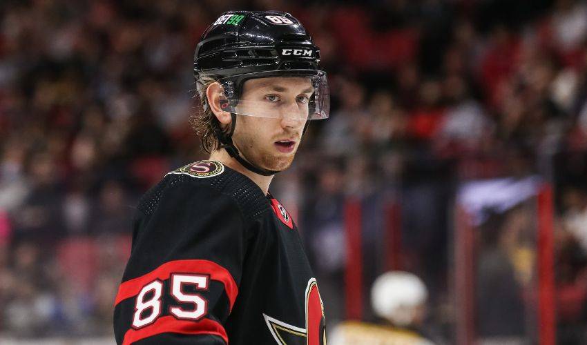 Jake Sanderson vient d’être lié au Canadien