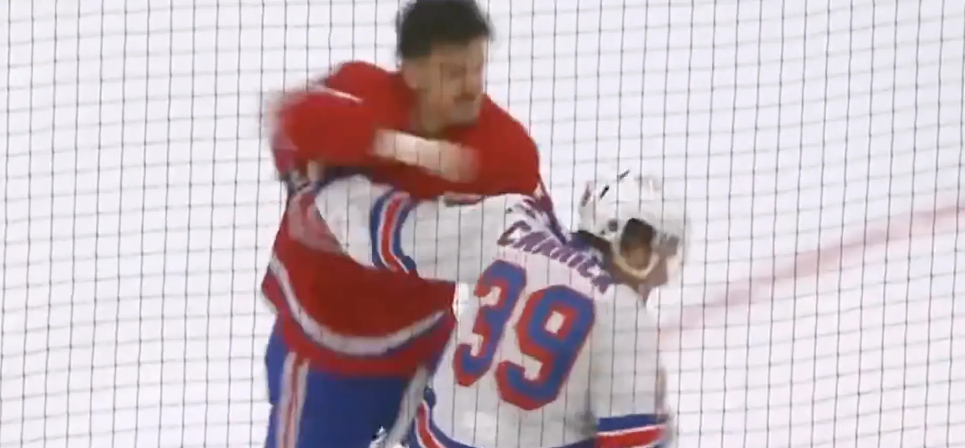 Arber Xhekaj n’a pas accepté que Sam Carrick touche à Lane Hutson