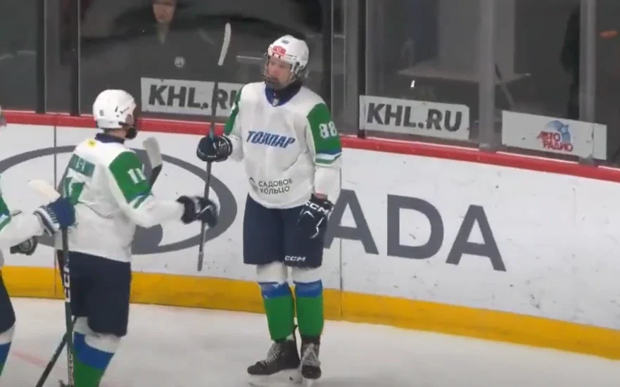 L’espoir du Canadien Alexander Zharovsky explose en KHL